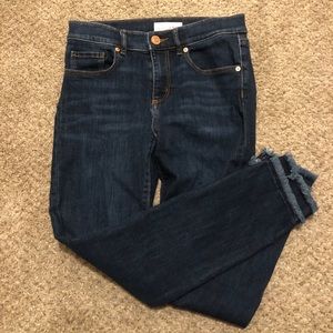 Jeans with fringed hem